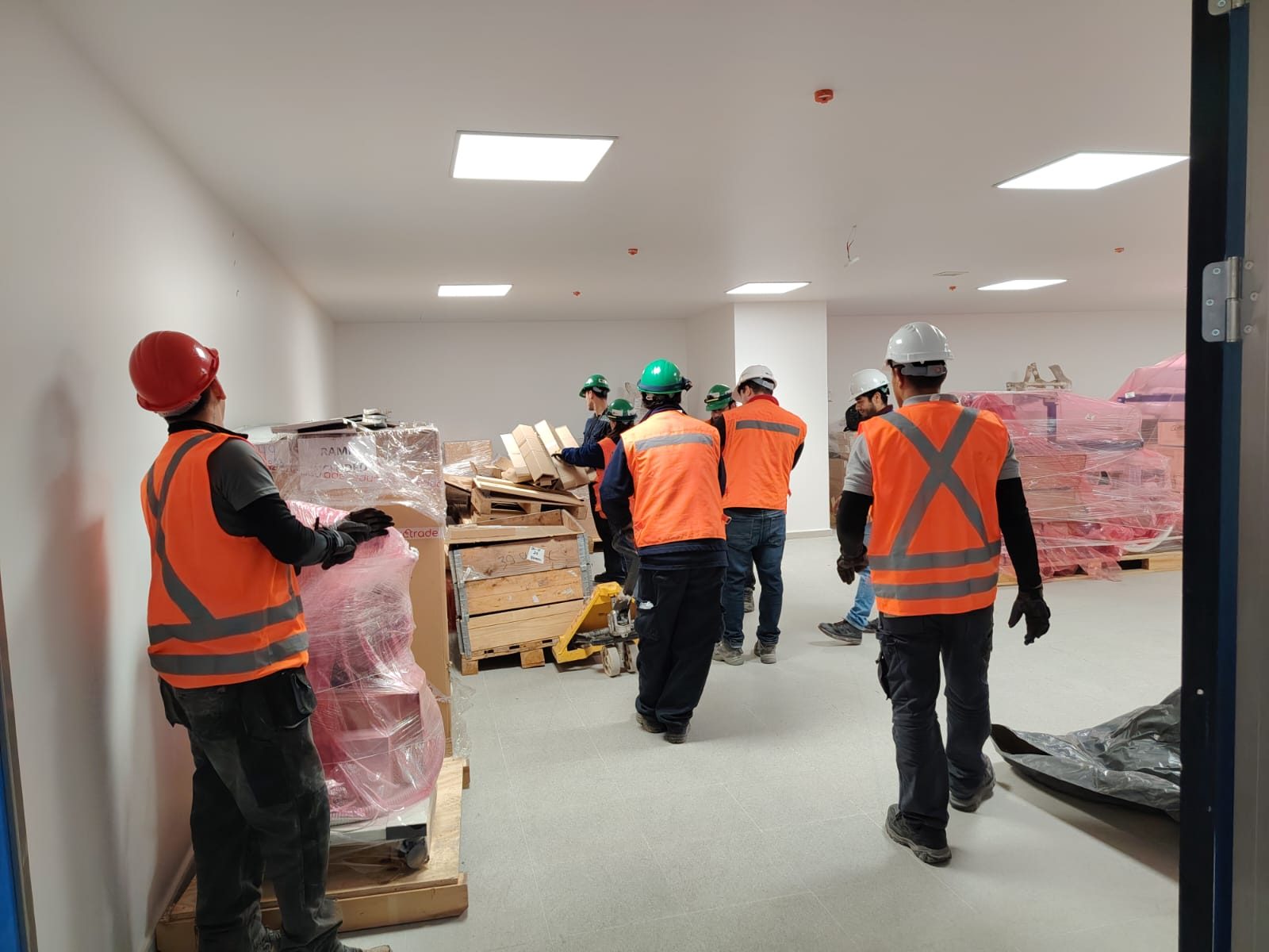 Equipo de JPR trasladando equipos y palets con transpaleta
